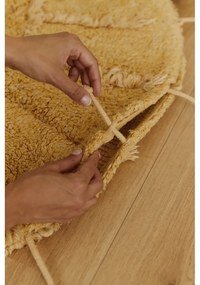 Ръчно изработен памучен кръгъл килим подходящ за пране в цвят горчица ø 100 cm Solar Multishape – Lorena Canals