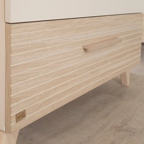 Кремав/в естествен цвят детски скрин от декор от дъб с маса за преповиване 110x98x75 cm Sidney – Roba