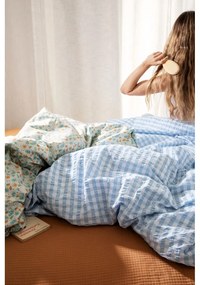 Бяло и светлосиньо удължено крепирано спално бельо за единично легло 140x220 cm Bæk&amp;Bølge - JUNA