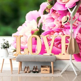 Фототапет – Божури с надпис Love