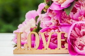Картина на платно – Божури с надпис Love