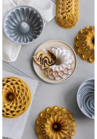 Форма за печене, изработена от лят алуминий в златист цвят Lotus - Bonami Selection