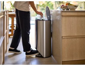 Кошче за боклук с педал от неръждаема стомана в блестящо сребрист цвят 30 l Arc – Joseph Joseph