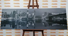 Картина на платно – Отражение на Манхатън във вода в черно-бяло