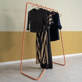 Стоманена стойка за дрехи в цвят сьомга 118x160x57 cm Hang-On – Spinder Design
