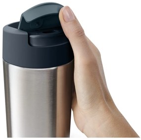 Чаша за пътуване в тъмносиньо-сребристо 450 ml Sipp - Joseph Joseph