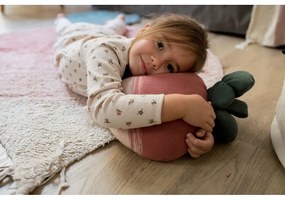 Розов ръчно изработен памучен детски килим подходящ за пране 100x150 cm Ramona the Radish – Lorena Canals