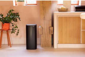 Матово черно стоманено кошче за боклук отваряне с докосване 30 l Bo Touch – Brabantia