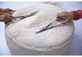 Кремава табуретка Chill Natural – Lorena Canals