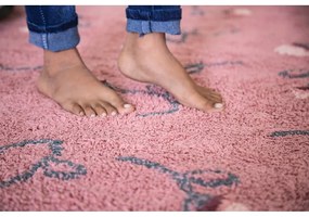 Розов ръчно изработен памучен детски килим подходящ за пране 140x210 cm English Garden Ash Rose – Lorena Canals