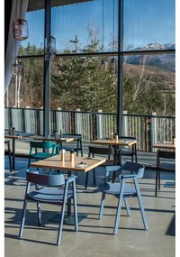 Син трапезен стол с подлакътници от масивен дъб Flip – Gazzda