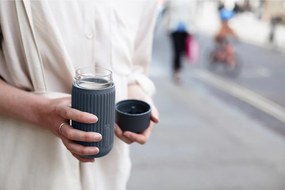 Тъмносива стъклена чаша за път 340 ml – Black + Blum