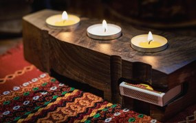 Свещник от масив, три гнезда, място за кибрит /модел C040003/