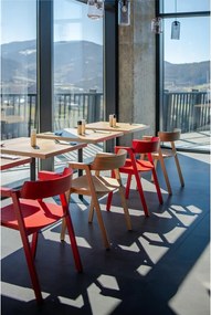 Червен трапезен стол с подлакътници от масивен дъб Flip – Gazzda