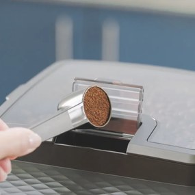 Кафеавтомат Philips EP3341/50 3300 LatteGo, 1500W, 15 bar, 1.8 л, 6 напитки, Керамична мелачка с 12 нива, AquaClean, SilentBrew, AromaExtract, Черен