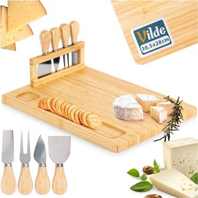 Бамбукова дъска за сирена с магнитна лента, върху която са поставени 4бр. различни ножове от неръждаема стомана