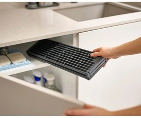 Сива регулируема пластмасова решетка за оттичане за мивка 43x13 cm Platform – Joseph Joseph