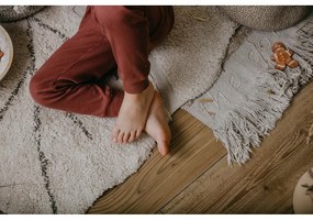 Бежов ръчно изработен памучен детски килим подходящ за пране 120x180 cm Monstera Natural – Lorena Canals