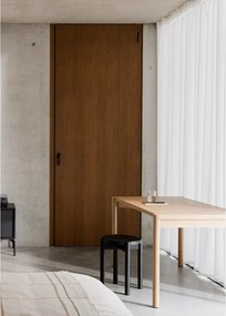 Черен стол от масивен бук Hopp – noo.ma