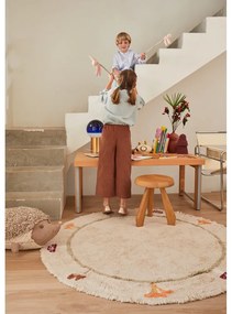 Бежов ръчно изработен памучен детски килим подходящ за пране ø140 cm Chanterelle – Lorena Canals