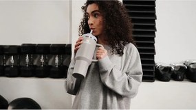 Светлосив термос със сламка от неръждаема стомана 890 ml Quencher H2.O FlowState™ Tumbler Ash – Stanley