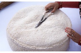 Кремава табуретка Chill Natural – Lorena Canals