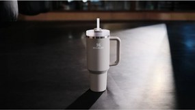 Светлосив термос със сламка от неръждаема стомана 890 ml Quencher H2.O FlowState™ Tumbler Ash – Stanley