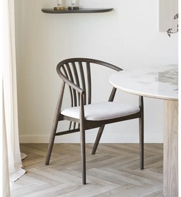 Тъмнокафяв трапезен стол с подлакътници от масивен дъб Agustin – House Nordic