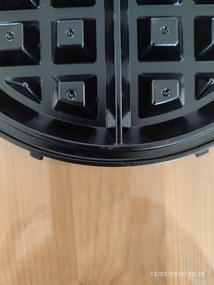 Втора ръка: Гофретник 3в1 Russell Hobbs Fiesta 24620-56, 900w, Незалепващи плочи, Самозаключващ се капак, Бордо/черен