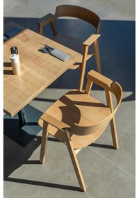 Трапезен стол с подлакътници от масивен дъб в естествен цвят Flip – Gazzda