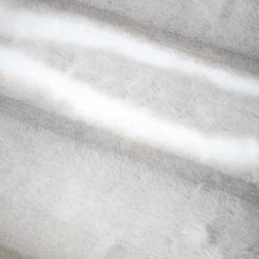 Светлосиво одеяло от изкуствена кожа 130x170 cm Flint – Catherine Lansfield