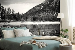Фототапет – Черно-бяло езеро заобиколено от природа