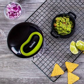 Ръчен чопър с въже Tefal K1320404, 0.9 л, Автоматично прибиране на въжето, 2 стоманени остриета, Заключване на капака, Черен/зелен