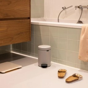 Кош за боклук с педал Brabantia NewIcon 1010433, 3 л, Плавно затваряне, Противоплъзгаща основа, Светлосив