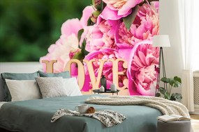 Фототапет – Божури с надпис Love