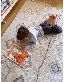 Бежов ръчно изработен памучен килим подходящ за пране 140x200 cm Kaarol Earth – Lorena Canals