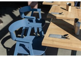 Син трапезен стол с подлакътници от масивен дъб Flip – Gazzda