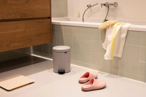 Кош за боклук с педал Brabantia NewIcon 1010434, 5 л, Леко затваряне, Противоплъзгаща основа, Светлосив