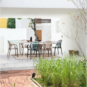 Светлокафяв пластмасов градински стол Camilla – Bizzotto