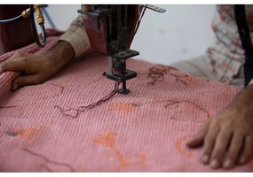 Розов ръчно изработен памучен детски килим подходящ за пране 140x210 cm English Garden Ash Rose – Lorena Canals