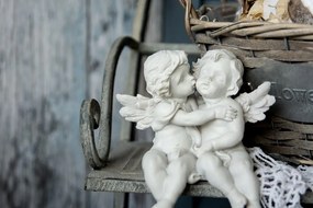 Картина на платно – Фигурки на ангелчета на пейка