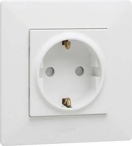 Legrand - Домашна SCHUKO розетка с рамка NILOE STEP 250V бяла