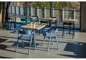 Син трапезен стол с подлакътници от масивен дъб Flip – Gazzda