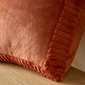 Декоративна възглавница от микроплюш 55x55 cm Velvet and Faux Fur – Catherine Lansfield
