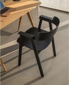 Черен трапезен стол с подлакътници от масивен дъб Flip – Gazzda