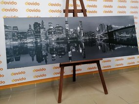Картина на платно – Отражение на Манхатън във вода в черно-бяло
