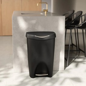 Черно пластмасово кошче за боклук с педал 50 l Brim – Umbra