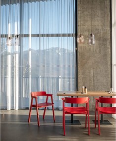 Червен трапезен стол с подлакътници от масивен дъб Flip – Gazzda