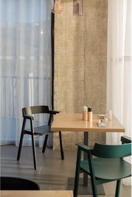 Черен трапезен стол с подлакътници от масивен дъб Flip – Gazzda