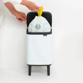 Кош за боклук Brabantia Bo Small Hi 1006639, 4 л, Повдигнат, Плавно и безшумно отваряне, Противоплъзгаща основа, Бял